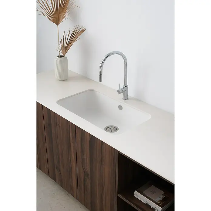 Poalgi Fregadero encastrable Gandía Soft 70 - 44,5 x 74 cm, Gelcoat, Negro - Primer plano de un fregadero de cocina blanco moderno con grifo y elementos de madera. Diseño minimalista para una cocina elegante.