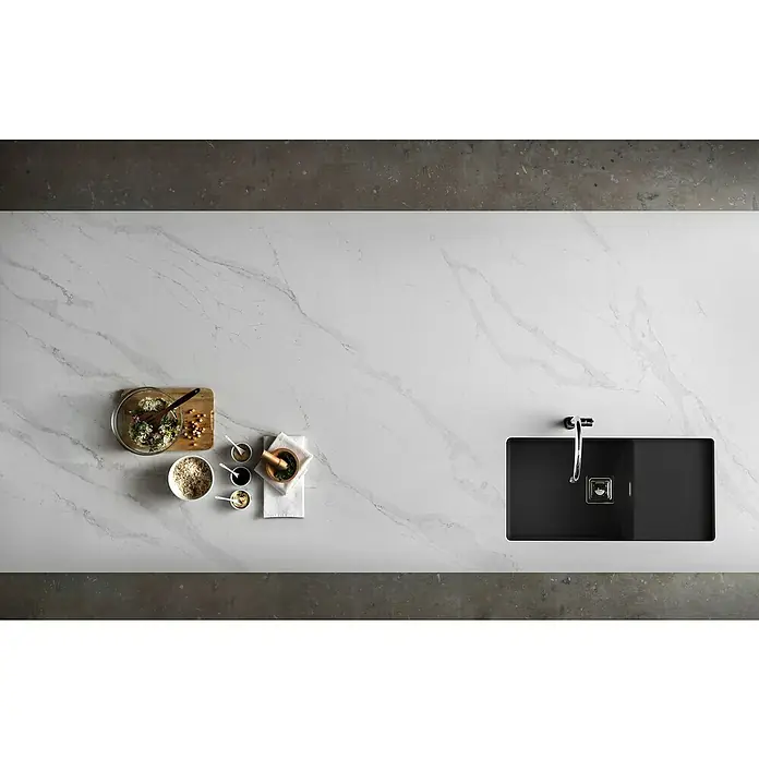 Poalgi Fregadero encastrable Zie 81 - 45 x 85 cm, Gelcoat, Negro - Encimera de mármol con fregadero e ingredientes para una ensalada. El fregadero de cocina gris se integra bien con el mármol blanco.