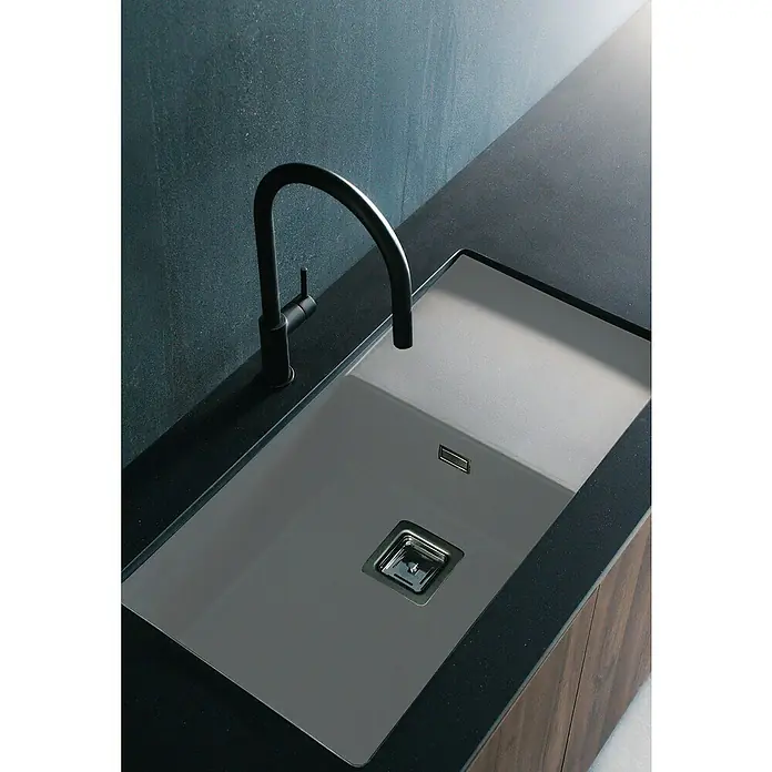 Poalgi Fregadero encastrable Zie Soft 81 - 45 x 85 cm, Gelcoat, Gris - Fregadero de cocina moderno con grifo negro sobre una encimera oscura. El fregadero es rectangular con un diseño de desagüe elegante.