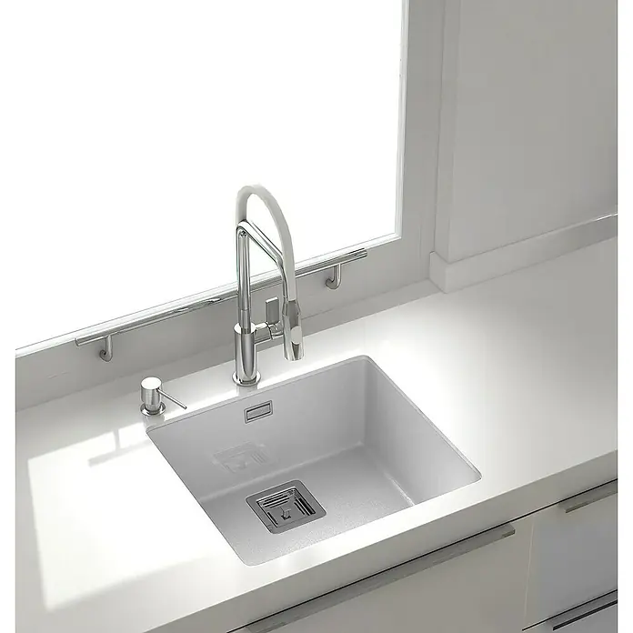 Poalgi Fregadero encastrable Zie 45 - 45 x 50 cm, Gelcoat, Blanco - Elegante fregadero de gres claro con grifo y dispensador de jabón. Su diseño minimalista se integra perfectamente en cocinas modernas.