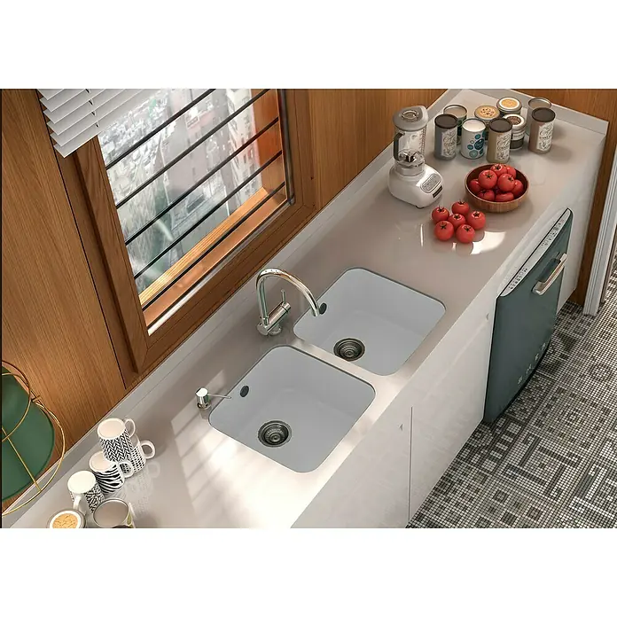 Poalgi Fregadero encastrable Gandía 40 - 44,5 x 44 cm, Gelcoat, Blanco - La imagen muestra una cocina moderna con doble fregadero, grifo, dispensador de jabón y varios utensilios de cocina sobre una encimera clara.