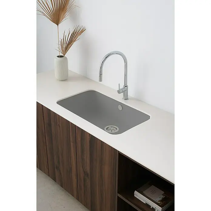 Poalgi Fregadero encastrable Gandía Soft 70 - 44,5 x 74 cm, Gelcoat, Gris - Primer plano de un fregadero de cocina moderno con grifo, encastrado en una elegante encimera con armario de madera.