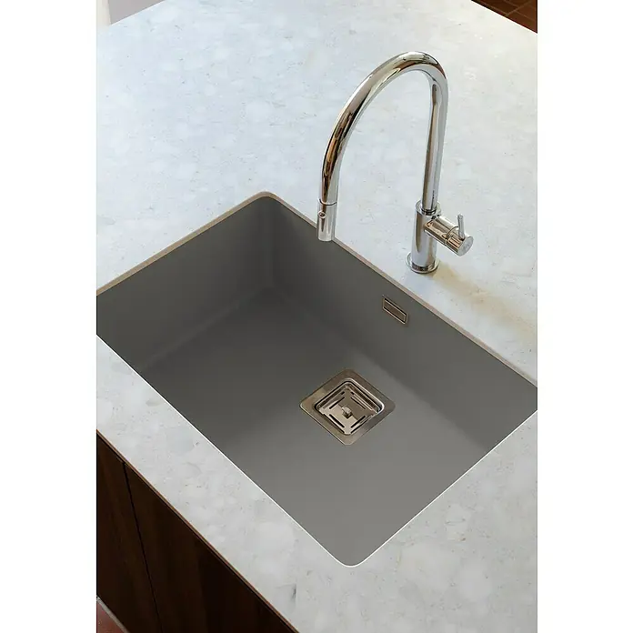 Poalgi Fregadero encastrable Zie Soft 60 - 45 x 65 cm, Gelcoat, Gris - Fregadero con grifo cromado. El fregadero es gris y tiene un desagüe cuadrado. La encimera es de mármol. Una elección perfecta.