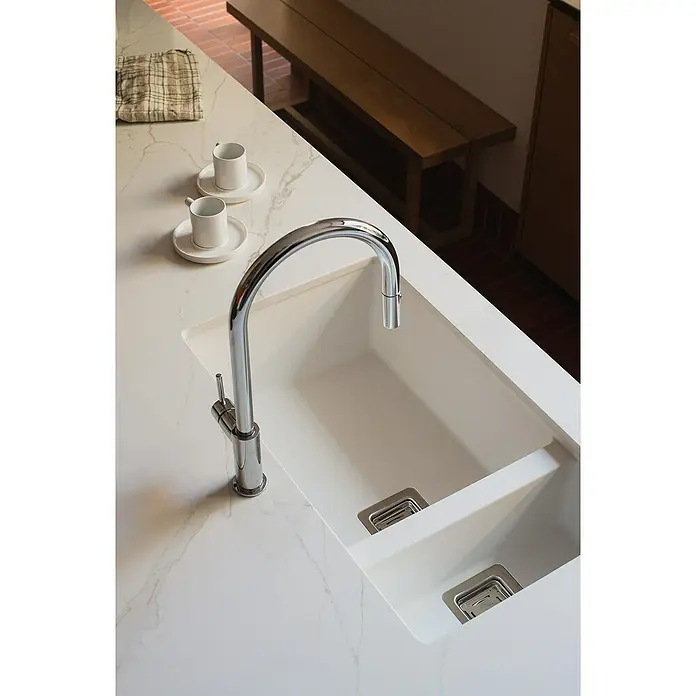 Poalgi Fregadero encastrable Zie Soft 70 - 45 x 75 cm, 1½ cubeta, Gelcoat, Blanco - Vista de un fregadero de cocina moderno con grifo cromado y dos tazas blancas sobre una encimera de mármol.