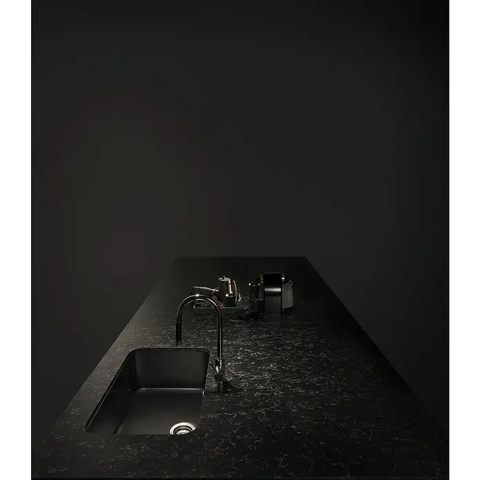 Poalgi Fregadero encastrable Gandía 70 - 44,5 x 74 cm, Gelcoat, Negro - Encimera de cocina oscura con un fregadero moderno y un grifo elegante. Una cafetera y otros accesorios completan el diseño elegante.