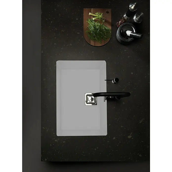 Poalgi Fregadero encastrable Zie 60 - 45 x 65 cm, Gelcoat, Blanco - Vista superior de un fregadero rectangular moderno con grifo negro, rodeado de hierbas y especias de cocina sobre una encimera oscura.