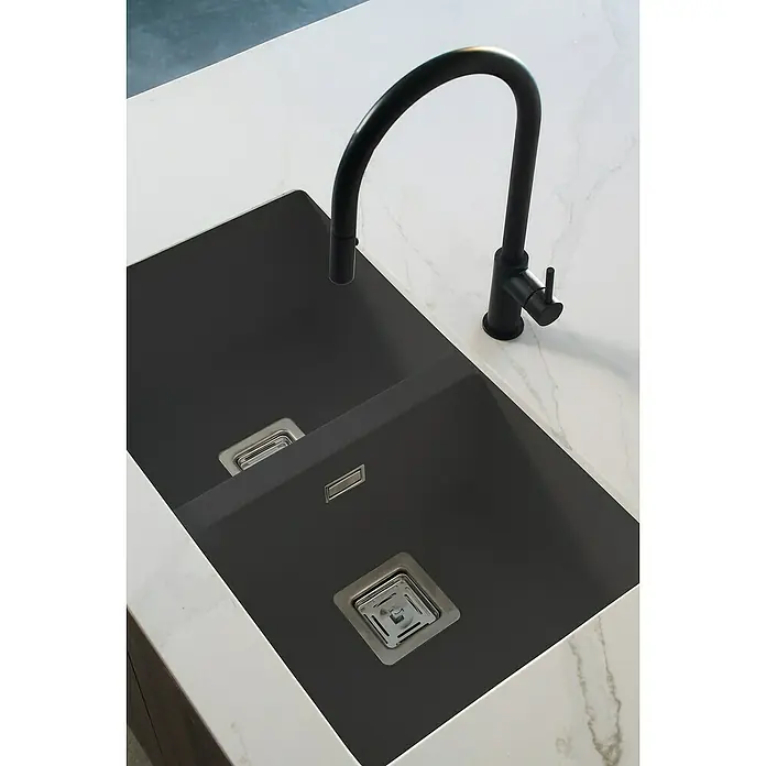 Poalgi Fregadero encastrable Zie Soft 70 - 45 x 75 cm, 2 cubetas, Gelcoat, Negro - Un fregadero doble encastrado de color oscuro con un grifo moderno y curvo sobre un mostrador de mármol claro.