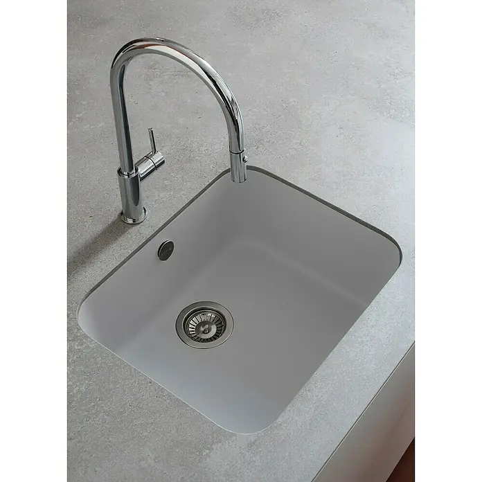 Poalgi Fregadero encastrable Gandía Soft 50 - 44,5 x 54 cm, Gelcoat, Blanco - Primer plano de un fregadero de cocina moderno con grifo cromado y racor de desagüe, mostrando su diseño.