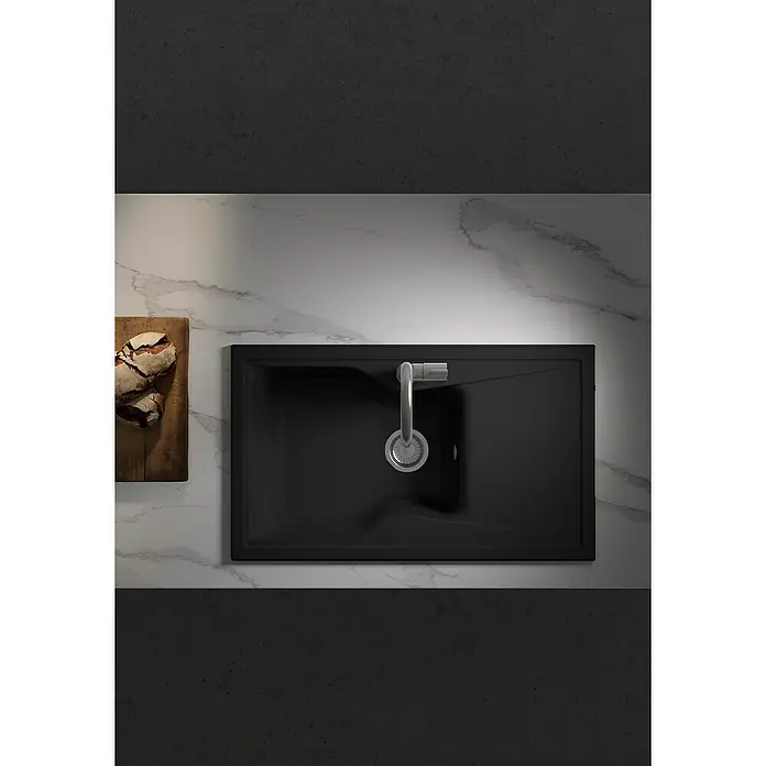Poalgi Fregadero encastrable City 321 Soft 1S+E - 51 x 86 cm, Gelcoat, Negro - Fregadero negro con grifo sobre encimera de mármol, junto a pan. Diseño de cocina minimalista con estética moderna.