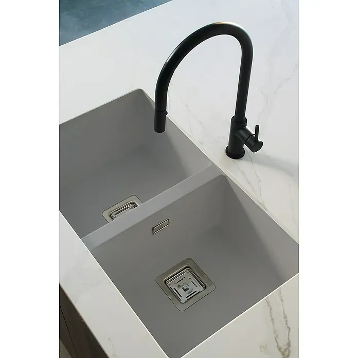 Poalgi Fregadero encastrable Zie Soft 70 - 45 x 75 cm, 2 cubetas, Gelcoat, Gris - Fotografía de ángulo alto de un moderno fregadero doble con grifo negro mate sobre una encimera de mármol blanco. El fregadero tiene desagües cuadrados.
