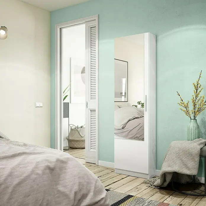 Zapatero Kristal - L x An x Al: 22 x 50 x 180 cm, Blanco ártico, Espejo - Escena de dormitorio con un elegante armario blanco con espejo, que amplía visualmente el espacio y actúa como punto focal.