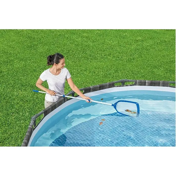 Bestway Set za čišćenje bazena Aquascoop - s teleskopskim štapom - Žena čisti lišće iz bazena skimmerom kako bi voda bila čista.