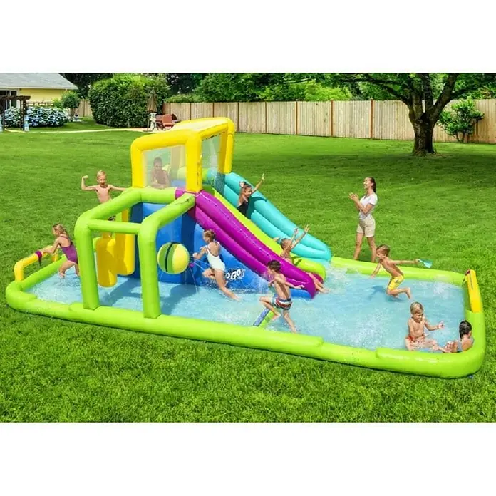 Bestway Vodeni tobogan  Water Park - 710 x 310 x 265 cm - Šareni napuhani bazen s toboganom i nekoliko djece koja se igraju i zabavljaju u vodi.