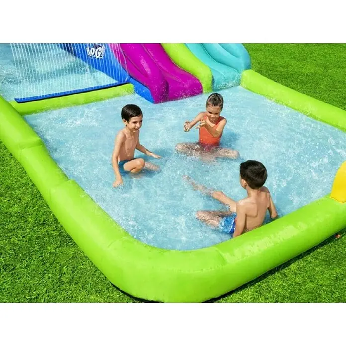 Bestway Vodeni tobogan  Water Park - 710 x 310 x 265 cm - Troje djece igra se u napuhavajućem bazenu s toboganom i prskalicom na travnjaku. Savršeno za ljetnu zabavu u vodi!