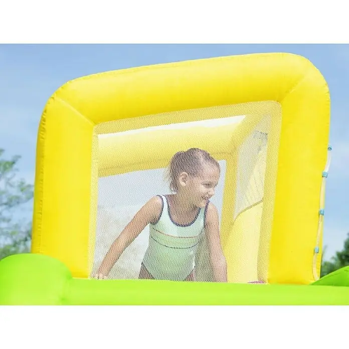Bestway Vodeni tobogan  Water Park - 710 x 310 x 265 cm - Vesela djevojčica igra se u vodenom centru na napuhavanje sa žutim okvirom i mrežastim prozorom.