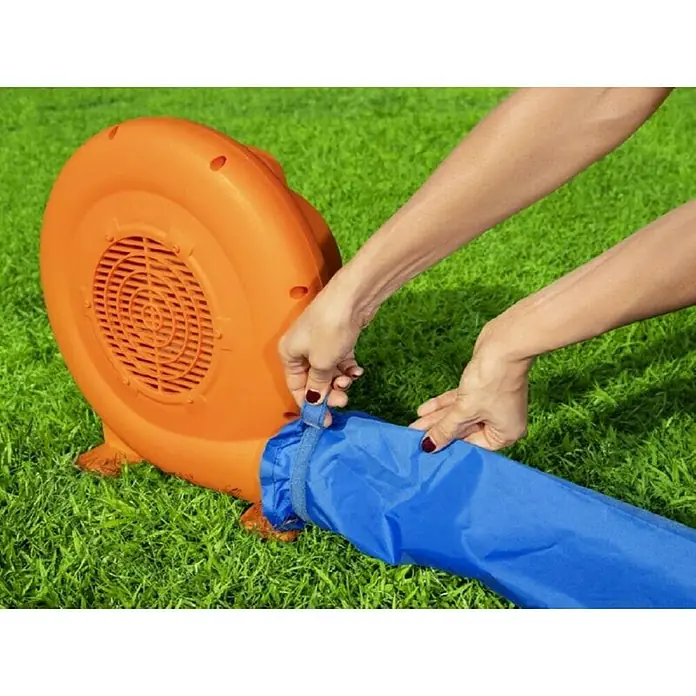 Bestway Vodeni tobogan  Water Park - 710 x 310 x 265 cm - Zumiranje narančaste puhalice koja se spaja na plavu cijev na travi, savršena za napuhavanje dvoraca na napuhavanje.