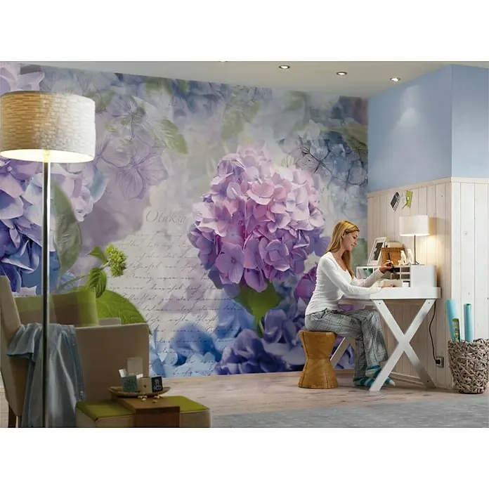 Komar Imagine Edition 3 - Stories Potiskana tapeta [SI] Otaksa - 8 -delni, Zunanje dimenzije vključno s strešnim previsom (Š x G): 368 x 254 cm, Papir - Notranji posnetek sobe s cvetličnim dizajnom, žensko za mizo in stoječo svetilko.