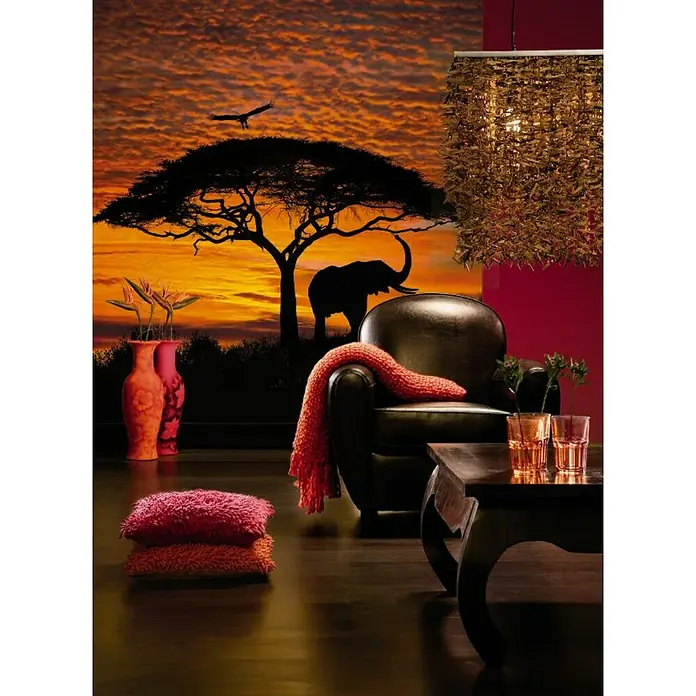 Komar Foto tapeta African Sunset - 4 -dij., Š x V: 194 x 270 cm, Papir - Dnevni boravak inspiriran Afrikom s smeđom kožnom foteljom, drvenim stolom i pletenom svjetiljkom.
