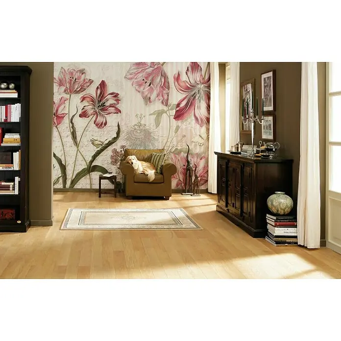 Komar Imagine Edition 3 - Stories Foto tapeta Merian - 8 -dij., Š x V: 368 x 254 cm, Papir - Unutarnja snimka sobe s cvjetnim tapetama, tamnim drvenim ormarićem i tepihom na svijetlom drvenom podu.