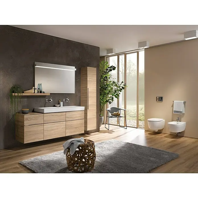 Geberit iCon Wand-WC-Set - Spülrandlos, Ohne Spezialglasur, Spülform: Tief, WC Abgang: Waagerecht, Weiß - Elegantes Badezimmer-Interieur mit einem modernen Waschtischunterschrank in Holzoptik, einem stilvollen Spiegel und einer entspannenden Atmosphäre.