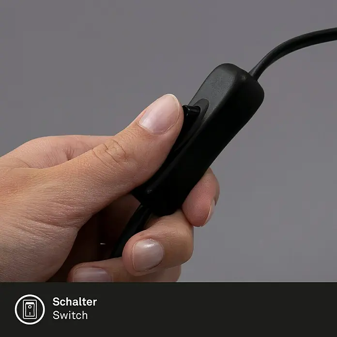 LED-Tischleuchte - 3 W, Höhe: 16 cm, RGB - Nahaufnahme eines schwarzen Kabelschalters, der von einer Hand bedient wird, um das Licht zu steuern.