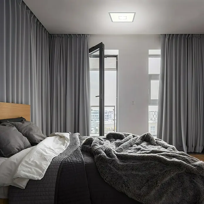 Tween Light LED-Deckenleuchte Montella - 12 W, L x B x H: 19 x 19 x 2,8 cm, Weiß/Silber - Ein modernes Schlafzimmer mit einem quadratischen Deckenlicht, das Helligkeit und Stil vereint. Die grauen Vorhänge ergänzen die Beleuchtung perfekt.