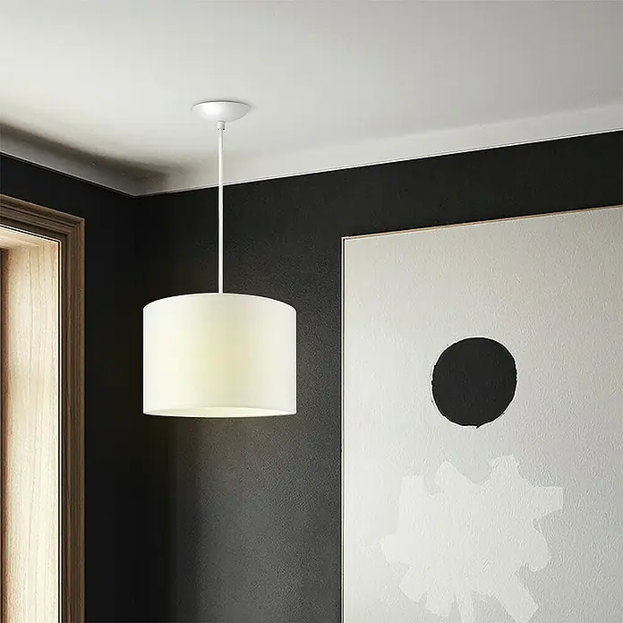 Home Sweet Home Hanglamp - Ø x h: 110 mm x 100 cm, E27, Wit - Close-up van een stijlvolle hanglamp met een crèmekleurige lampenkap, die een elegante sfeer creëert in een modern ingerichte kamer.