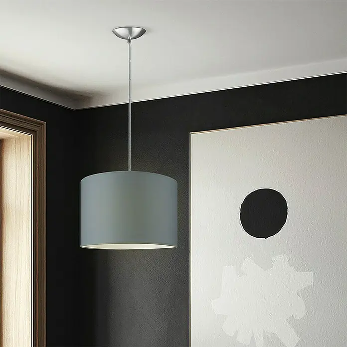 Home Sweet Home Hanglamp - Ø x h: 110 mm x 100 cm, E27, Zilver - Close-up van een grijze hanglamp, die een zachte gloed werpt en een moderne, elegante sfeer creëert in de kamer.