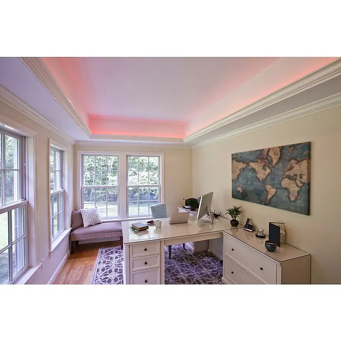 Ledvance Smart+ WiFi LED-Band Flex Erweiterung - Länge: 1 m, RGB, 8,5 W - Helles, modernes Arbeitszimmer mit Schreibtisch, Fenster und Weltkarte an der Wand. Die Deckenbeleuchtung sorgt für eine angenehme Atmosphäre.