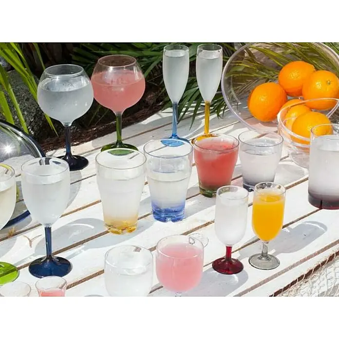 Marine Business Party Vaso para beber - 6 uds., Apilable - Bebidas surtidas en varios vasos y un tazón de naranjas sobre una mesa de madera blanca.