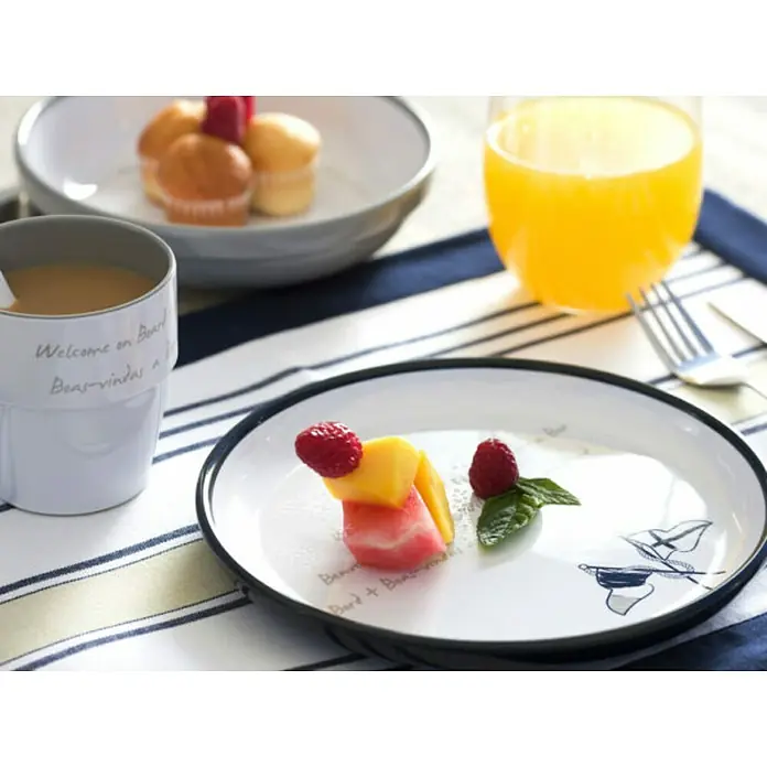 Marine Business Welcome on Board Plato redondo - Diámetro: 21 cm, 6 uds. - Una mesa puesta con pasteles, jugo y un plato de frutas con frambuesas, mango y sandía, ideal para una comida.