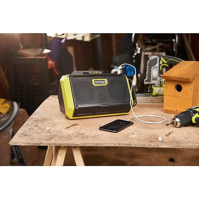 Ryobi ONE+ Altavoz Bluetooth RBT18-0 - 18 V, Sin batería, Potencia de salida altavoz: 2 x 10 W - Radio Ryobi ONE+ conectada a un smartphone, ideal para música en la obra. Diseño resistente en negro y amarillo, carga dispositivos.