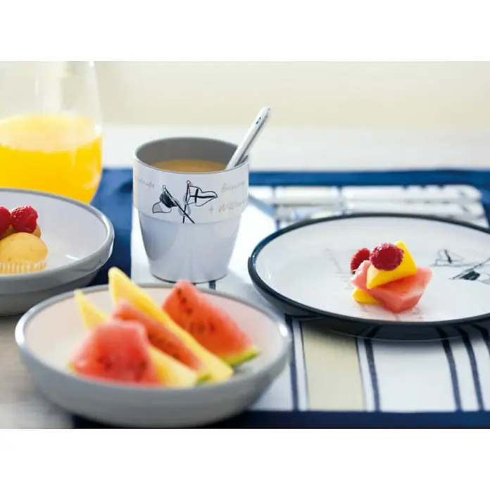 Marine Business Welcome on Board Taza para beber - 6 uds., Gris, 320 l - Mesa de desayuno con una taza de café, zumo de naranja y cuencos de fruta, mostrando un desayuno refrescante y delicioso.