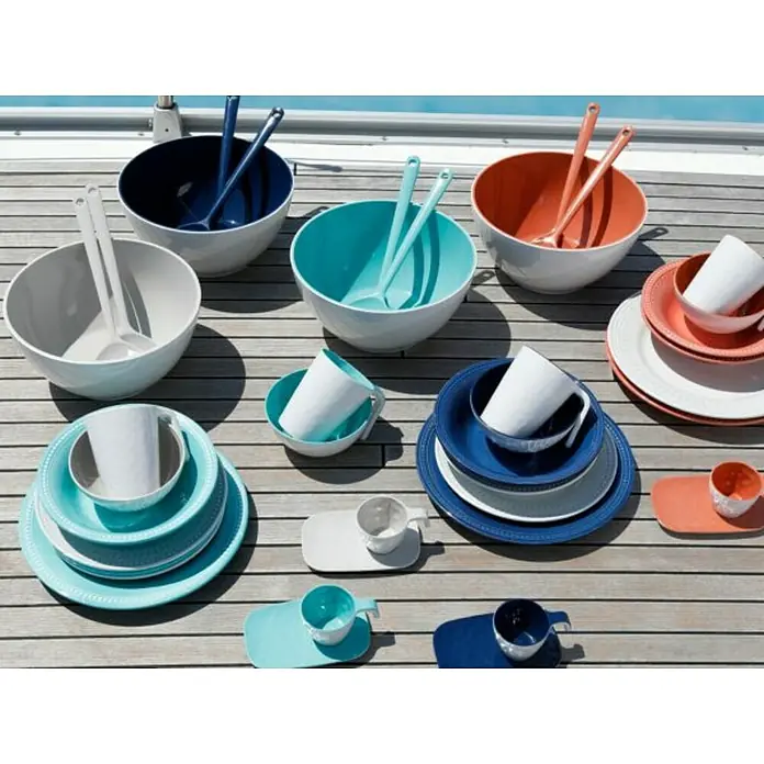 Marine Business Summer Set de bols Aqua - Plástico, Blanco/Azul - Un arreglo de tazones, platos y tazas coloridas, perfecto para comer al aire libre. La vajilla es ideal para picnics o barbacoas.