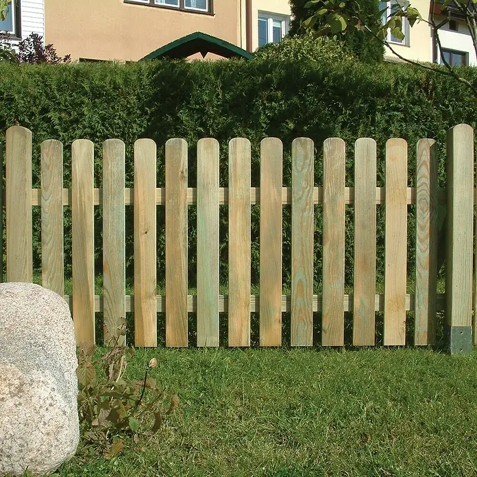Staketenzaun - 180 x 85 cm, Gerade - Nahaufnahme eines traditionellen Holzzauns im Garten, der rustikale Eleganz und natürliche Schönheit vereint.