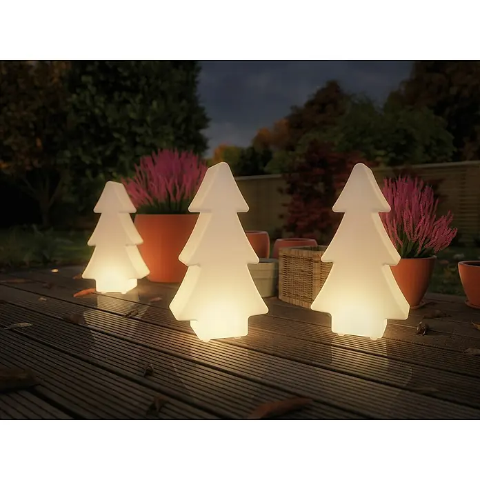 Paulmann Plug & Shine LED-Dekoleuchte Tree - 2,8 W, Weiß, L x B x H: 14 cm x 28 mm x 49 cm - Drei leuchtende Weihnachtsbaum-Dekolampen aus Kunststoff auf einer Terrasse, die eine festliche Atmosphäre erzeugen.