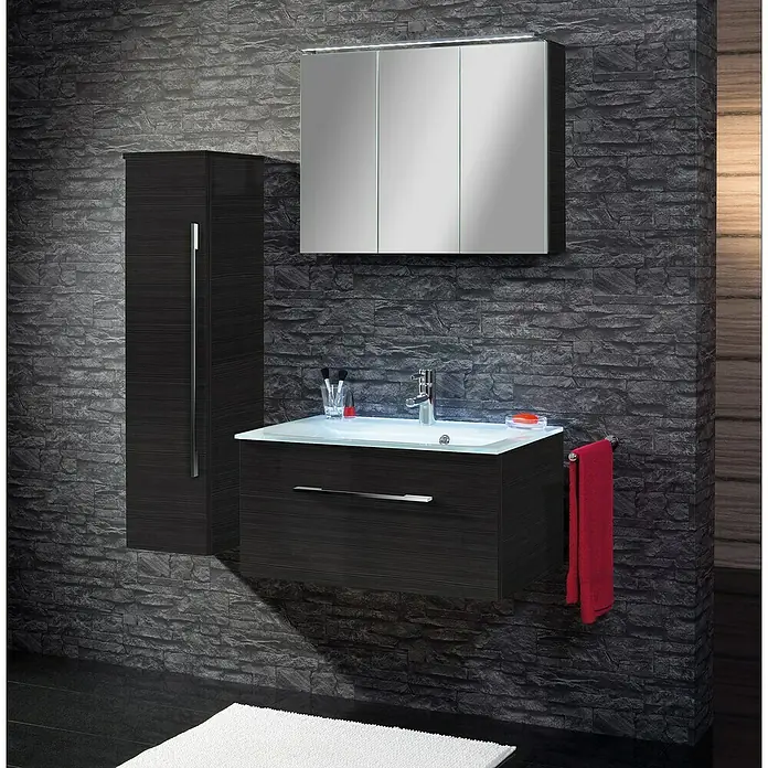 Camargue Stella Einbauwaschbecken - 80 x 50,1 cm, Glas, Weiß - Elegantes Badezimmer-Set mit Waschtischunterschrank, Spiegelschrank und Hochschrank in dunklem Holzdekor vor einer Steinwand.