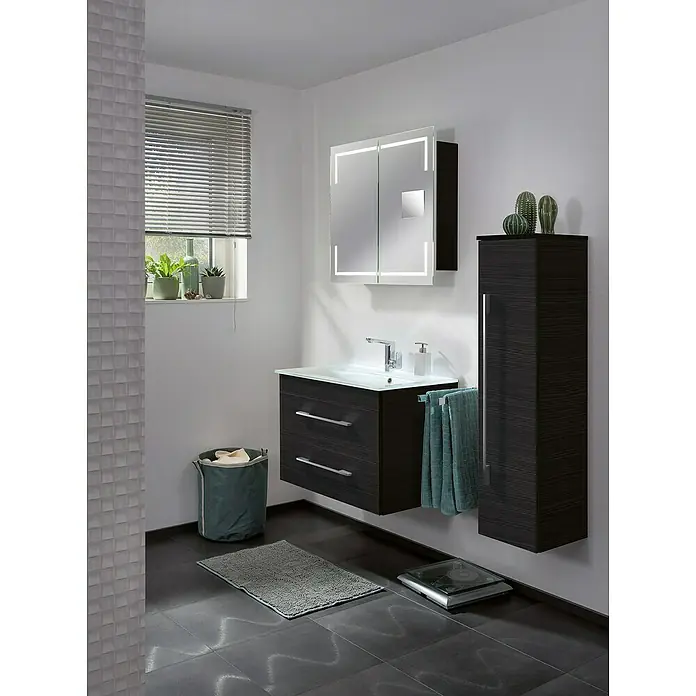 Camargue Stella Waschtischunterschrank - 79,4 x 48,9 x 55 cm, 2 Schubkästen, Ohne Beleuchtung, Grafit - Modernes Badezimmer-Interieur mit dunklem Waschtisch, Spiegelschrank und Hochschrank. Das Bad ist stilvoll und funktional eingerichtet.