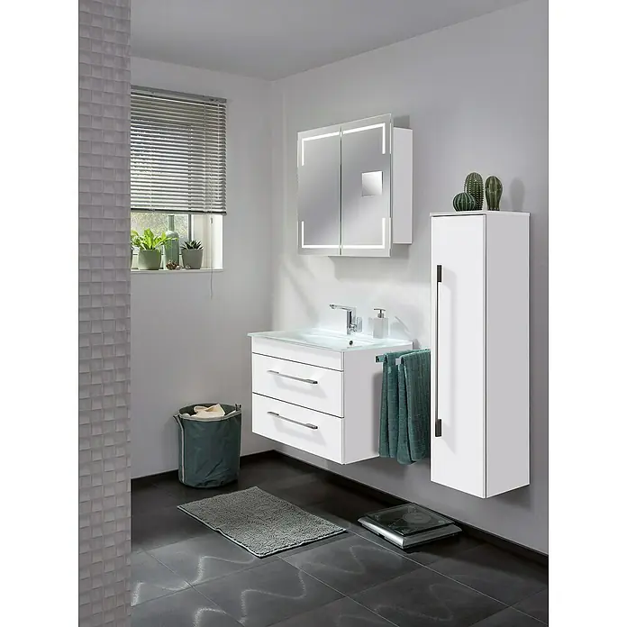 Camargue Stella LED-Spiegelschrank - B x H: 80 x 73,7 cm, Mit Beleuchtung, Mit eckigen Kanten, Spanplatte, Weiß - Ein modernes Badezimmer mit weißen Badmöbeln, darunter ein Waschtisch mit Schubladen, ein Spiegelschrank und ein Hochschrank.