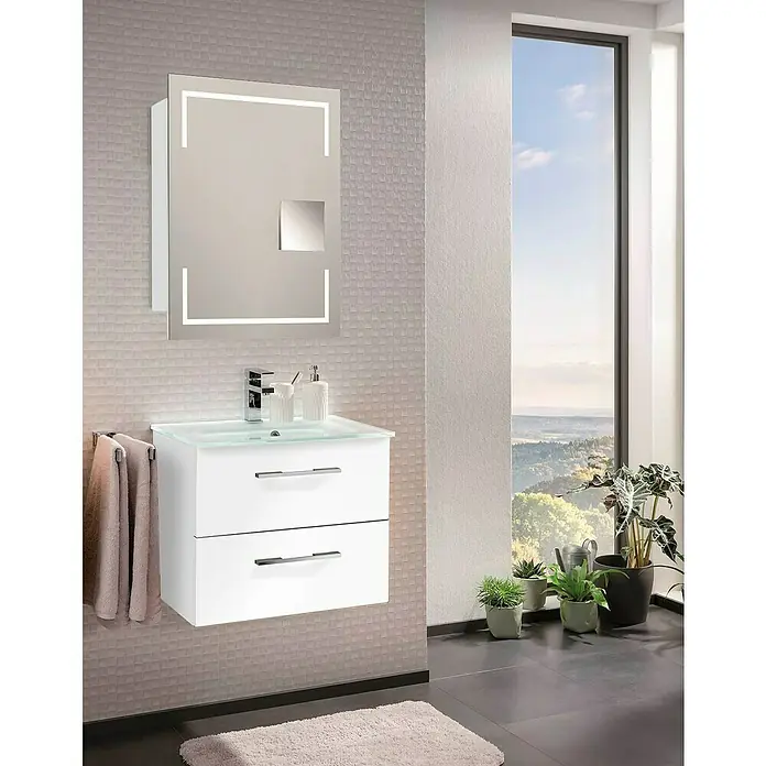 Camargue Stella LED-Spiegelschrank - B x H: 60 x 73,7 cm, Anschlag: Rechts, Mit eckigen Kanten, Spanplatte, Weiß - Ein modernes Badezimmer mit einem weißen Waschtisch mit zwei Schubladen, einem beleuchteten Spiegelschrank und Zimmerpflanzen.