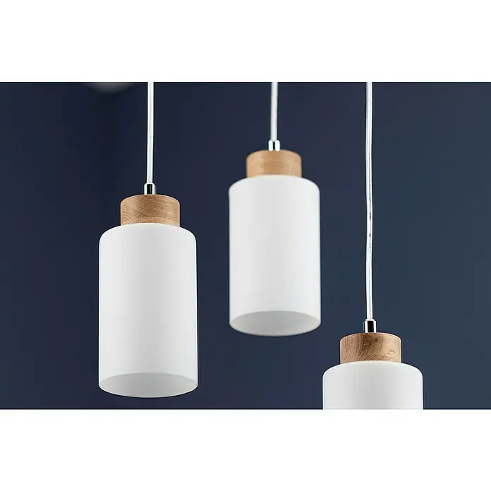Spotlight Pendelleuchte rund Bosco - 60 W, Ø x H: 300 mm x 110 cm, Weiß, Geölte Eiche, E27 - Hängeleuchten mit Holzaufsatz und zylindrischem, mattweißem Lampenschirm vor dunkelblauem Hintergrund.