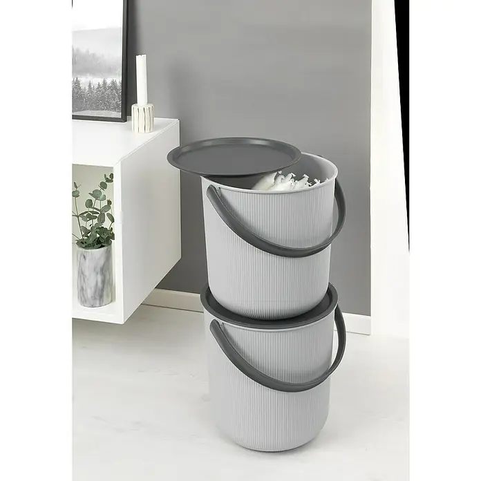 Eimer Akita - L x B x H: 480 x 446 x 445 mm, 53 l, Grau - Zwei graue Eimer mit Deckel, gestapelt, wobei der obere Eimer mit weissen Gegenständen gefüllt ist. Ideale Aufbewahrungslösung.