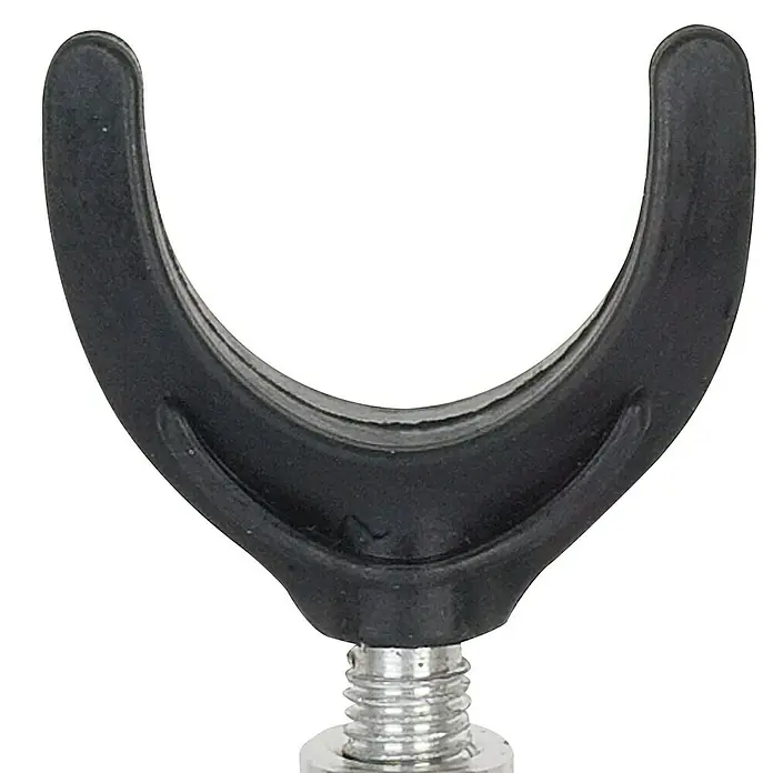 Westline Hengelsteun - U-vorm - Close-up van een zwarte hengelsteun met een zilverkleurige schroefdraadconnector tegen een zwarte achtergrond.