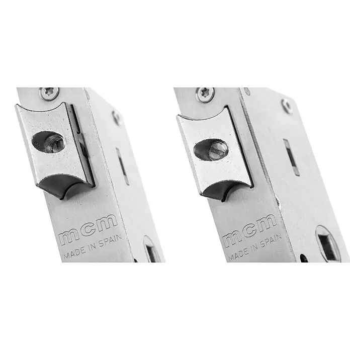 MCM Cerradura empotrable para puerta 2450e - Ancho: 15 mm, Norma de distancia: 85 mm, Cerradura embutida - Un primer plano muestra dos pestillos de puerta MCM plateados, destacando los detalles de su mecanismo y construcción. Fabricación española, construcción elegante y robusta.