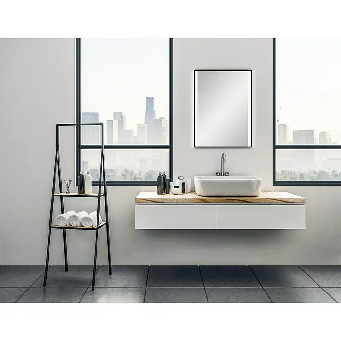 DSK LED-Lichtspiegel Black Star - 80 x 60 cm, Mit Kippschalter - Ein modernes Badezimmer mit einem Waschbecken, einem Spiegel und einem Regal. Das Waschbecken ist weiß und rechteckig, mit einer Holzplatte.