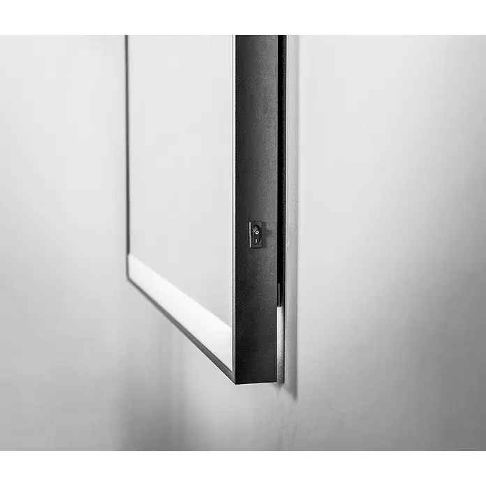DSK LED-Lichtspiegel Black Star - 80 x 60 cm, Mit Kippschalter - Nahaufnahme eines an der Wand montierten LED-beleuchteten Spiegels mit Schalter. Das minimalistische Design zeichnet sich durch eine klare Linienführung aus.