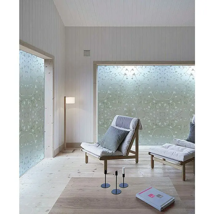 Lámina adhesiva Roma - Transparente, Con adherencia estática - Rincón de lectura luminoso con sillas cómodas, ventanas con estampado floral, candelabros minimalistas y un libro para una lectura relajada.