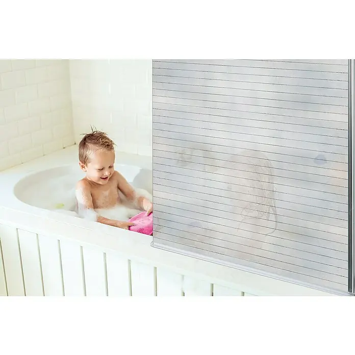 Lámina adhesiva Mayo - Transparente, Con adherencia estática - Un niño pequeño se baña alegremente con una esponja rosa, mientras una elegante mampara de ducha divide elegantemente el baño.
