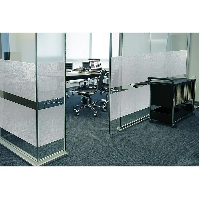 Protección de vinilo al corte Zarame - Ancho: 46 cm, Gris/Blanco - Un espacio de oficina con tabiques de vidrio decorados con vinilo que añade privacidad y permite que la luz se filtre.