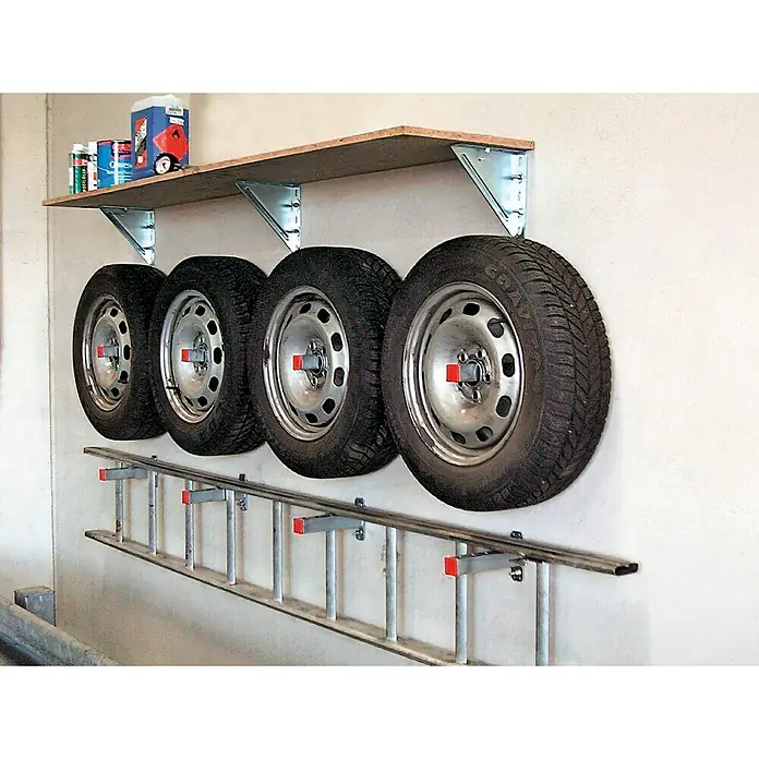 UBB Hoeksteun - 10 x 4 x 10 cm, Staal - De afbeelding toont een bandenrek met vier autobanden aan een muur, met een ladder eronder. Een plankstructuur biedt extra opslagruimte.